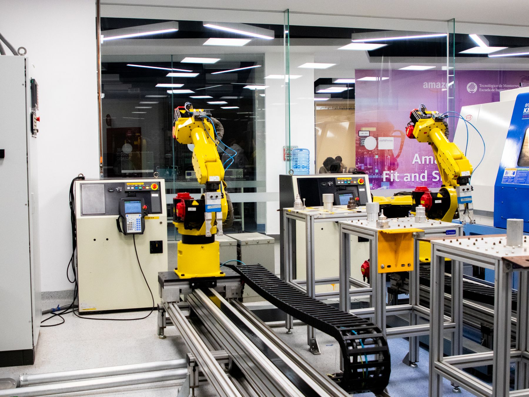 Automatisierte Industrieroboter in einer Fabrik