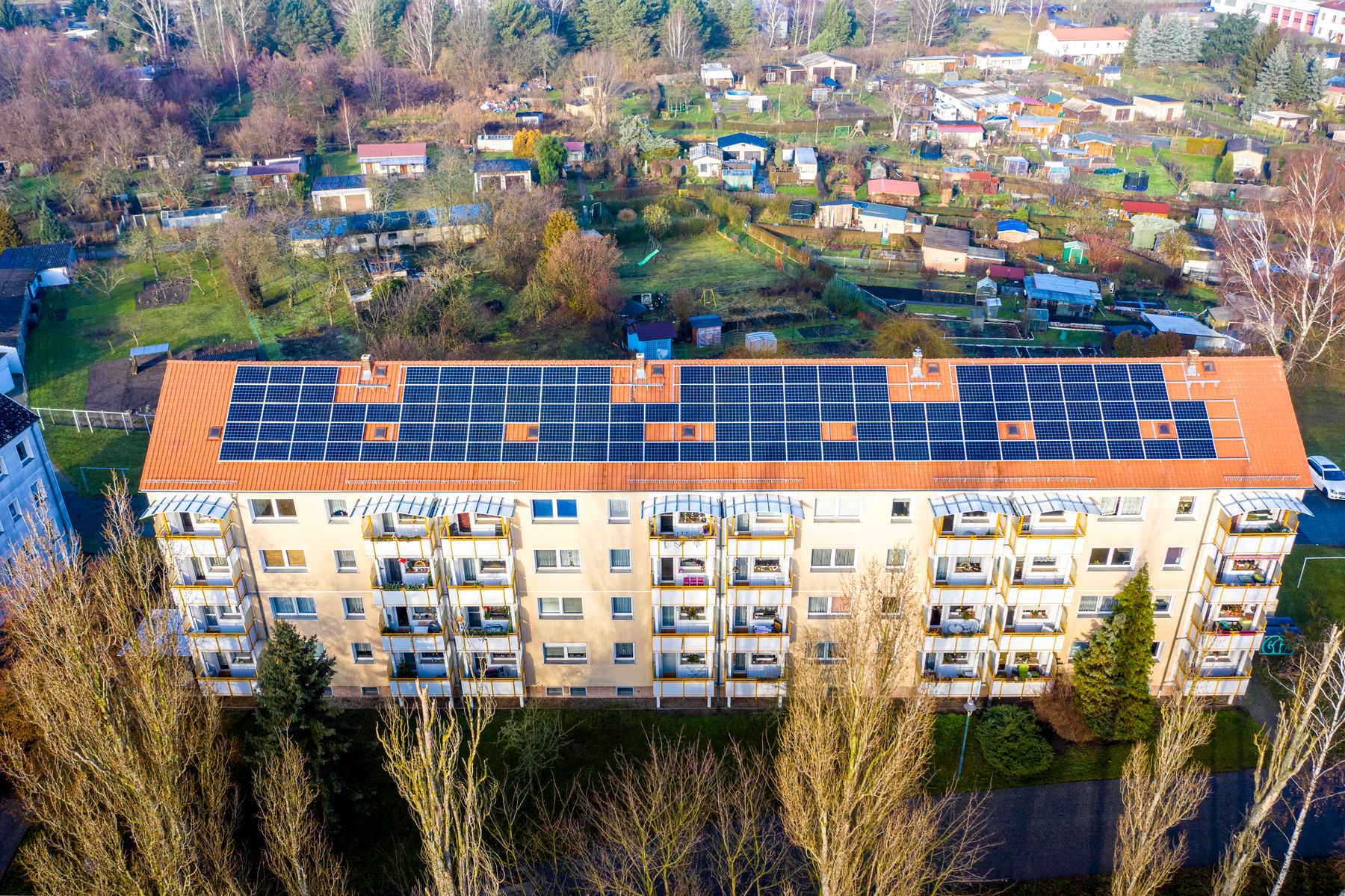 Wohngebäude mit Solaranlage auf dem Dach